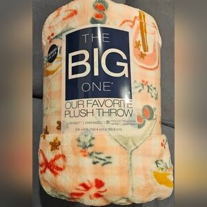 NWT The Big One Plush Throw